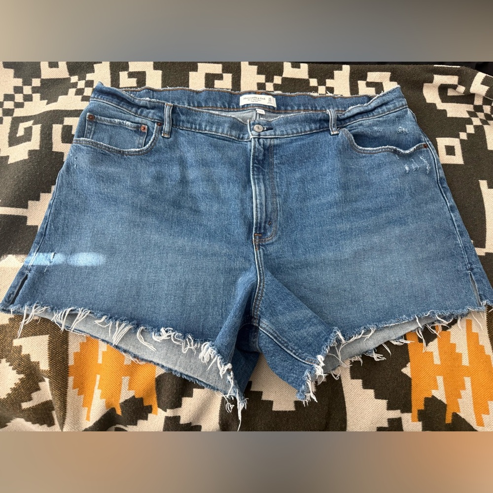 Abercrombie & Fitch (Curve love) 4”in Mom’s Distressed Blue Jean High RiseShorts